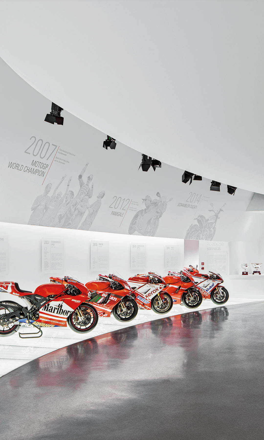Sala del Museo Ducati con esposte le superbike recenti che hanno vinto gare nel motomondiale