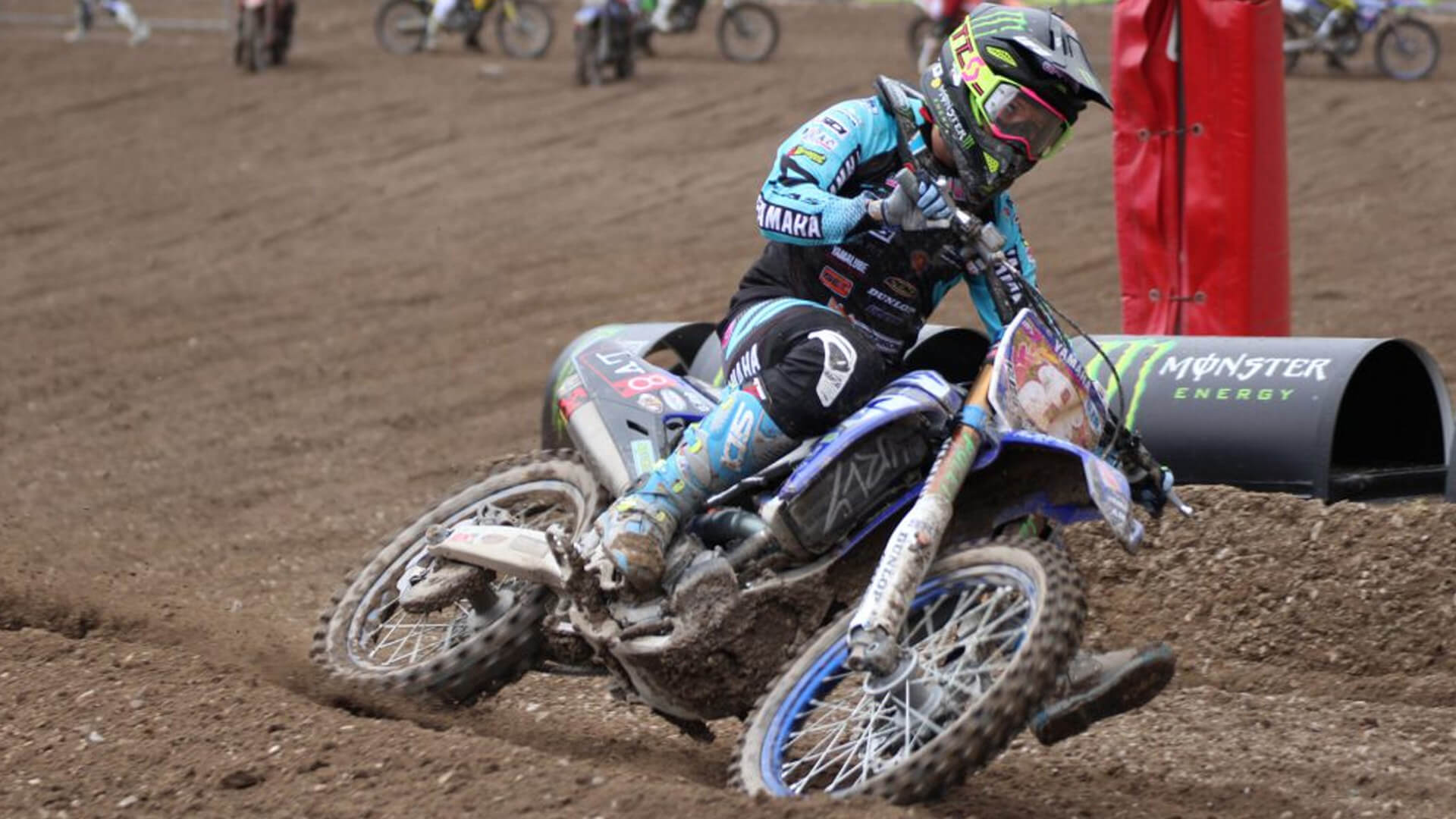 Kiara Fontanesi in sella a una moto da cross in derapata su fondo terroso
