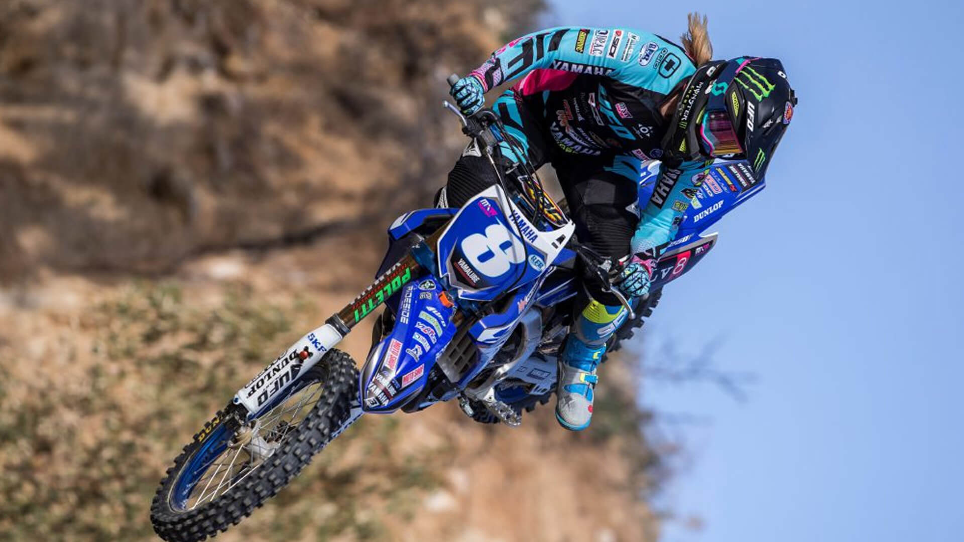 Kiara Fontanesi in sella a una moto da cross con numero 8 durante un salto