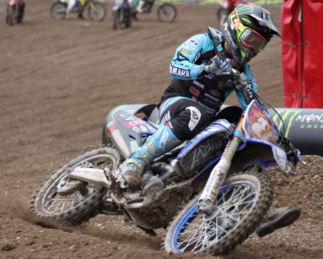 Kiara Fontanesi in sella a una moto da cross in derapata su fondo terroso