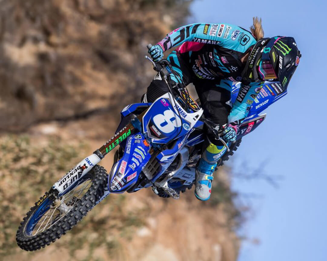 Kiara Fontanesi in sella a una moto da cross con numero 8 durante un salto