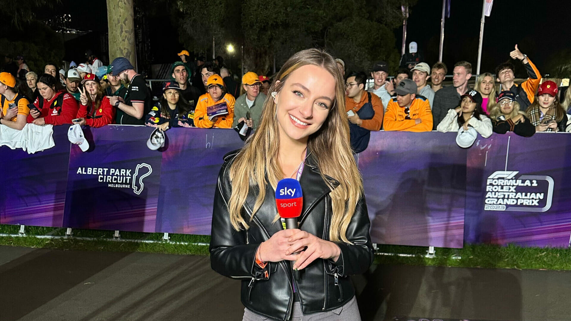photo of Carolina Tedeschi with microphone in hand of Sky Sport smiling with fans and participants at the event