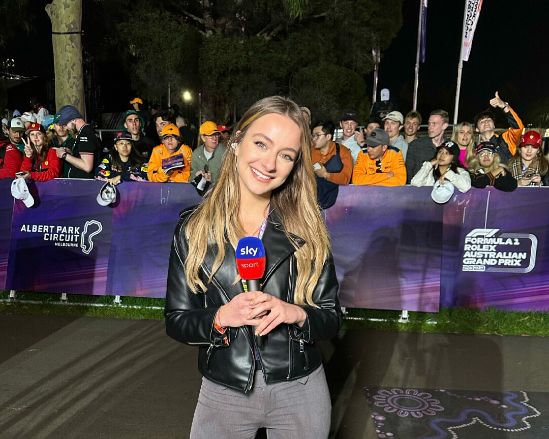 photo of Carolina Tedeschi with microphone in hand of Sky Sport smiling with fans and participants at the event