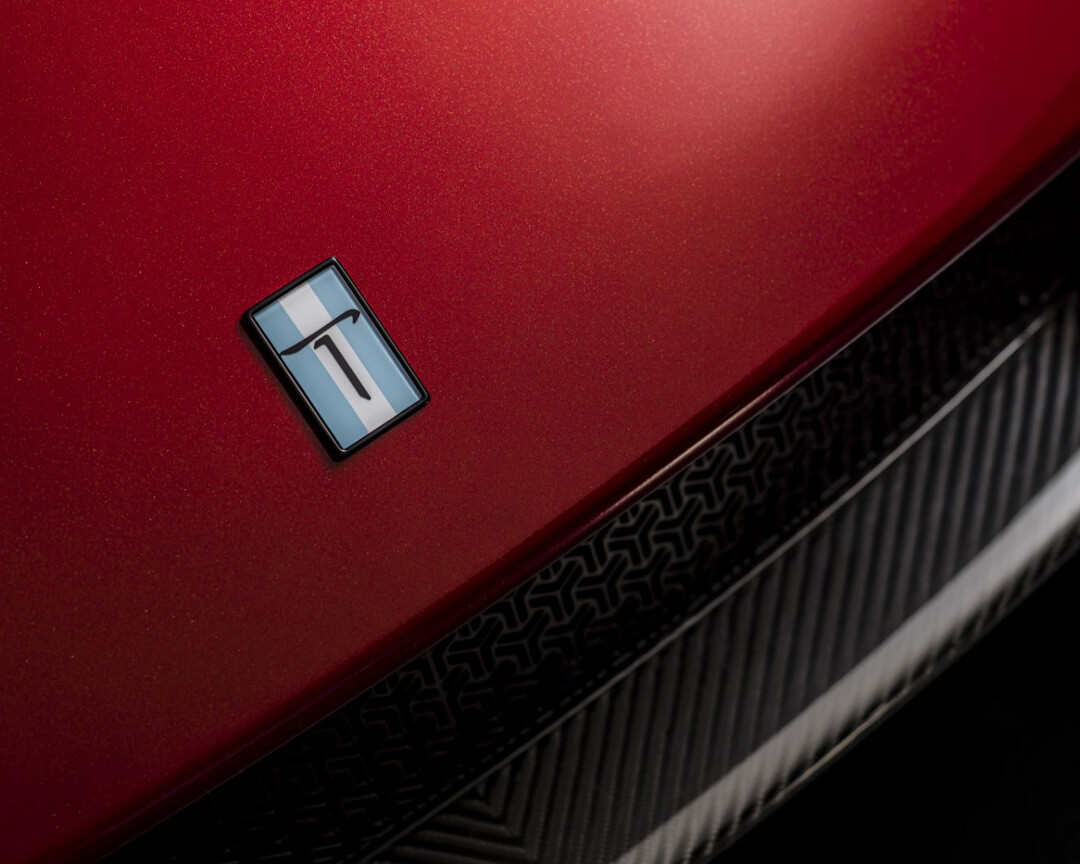 Dettaglio del logo de tomaso sul muso della nuova de tomaso P72