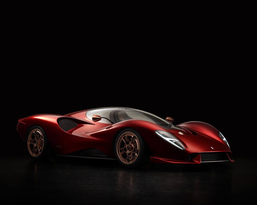 Vista laterale della nuova de tomaso p72 rossa