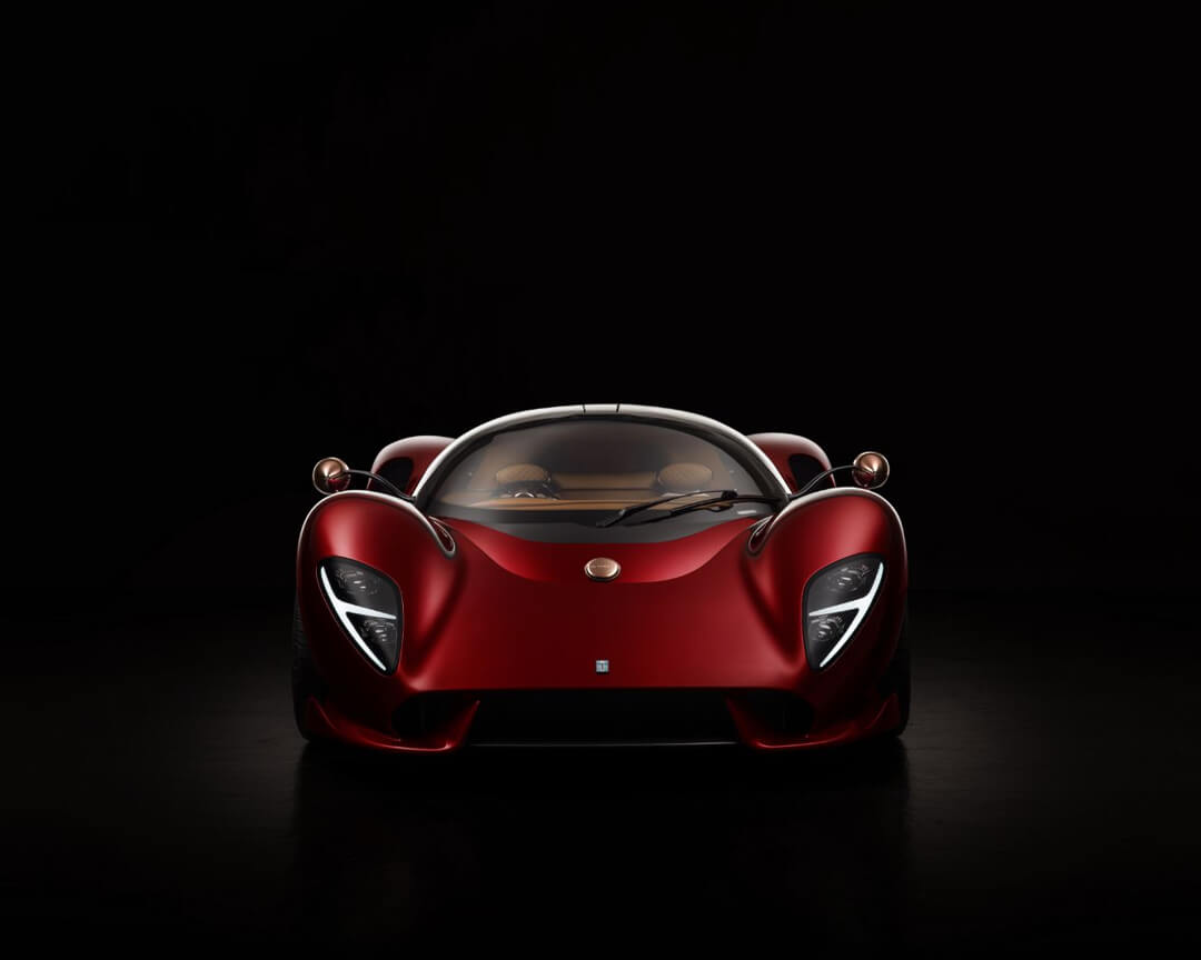 Vista frontale della nuova de tomaso p72 rossa con fari accesi