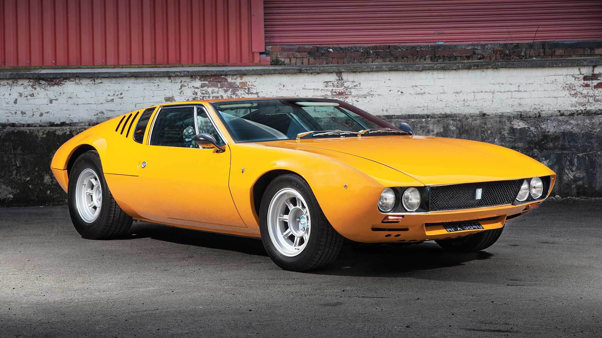 De Tomaso mangusta in colorazione gialla parcheggiata