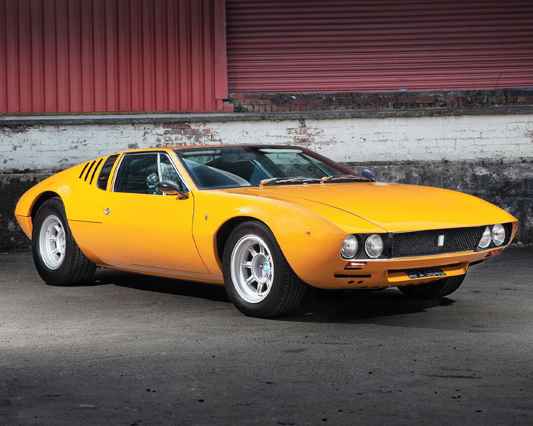 De Tomaso mangusta in colorazione gialla parcheggiata