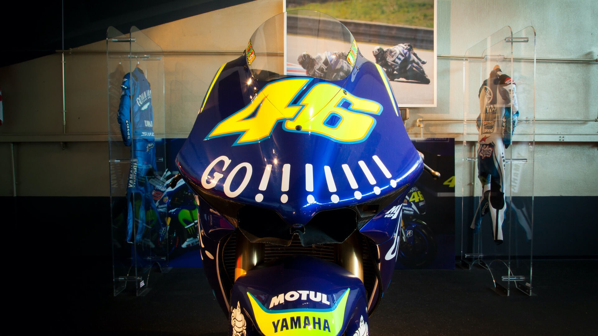 dettaglio su cupolino della M1 di Valentino Rossi azzurra con il numero 46 e la scritta go!!!!