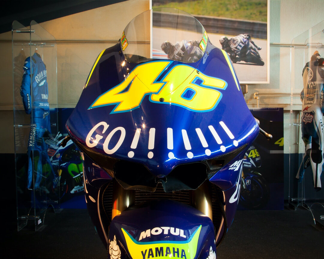 dettaglio su cupolino della M1 di Valentino Rossi azzurra con il numero 46 e la scritta go!!!!