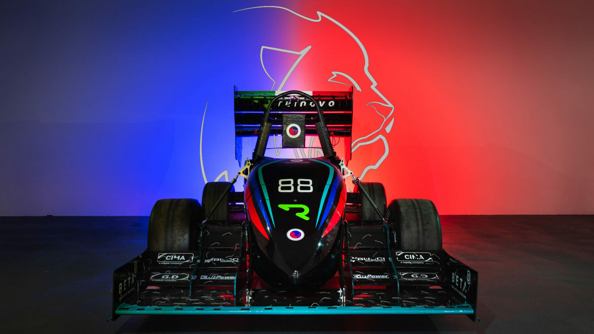 foto frontale dell'auto con sfondo blu rosso e logo del leone