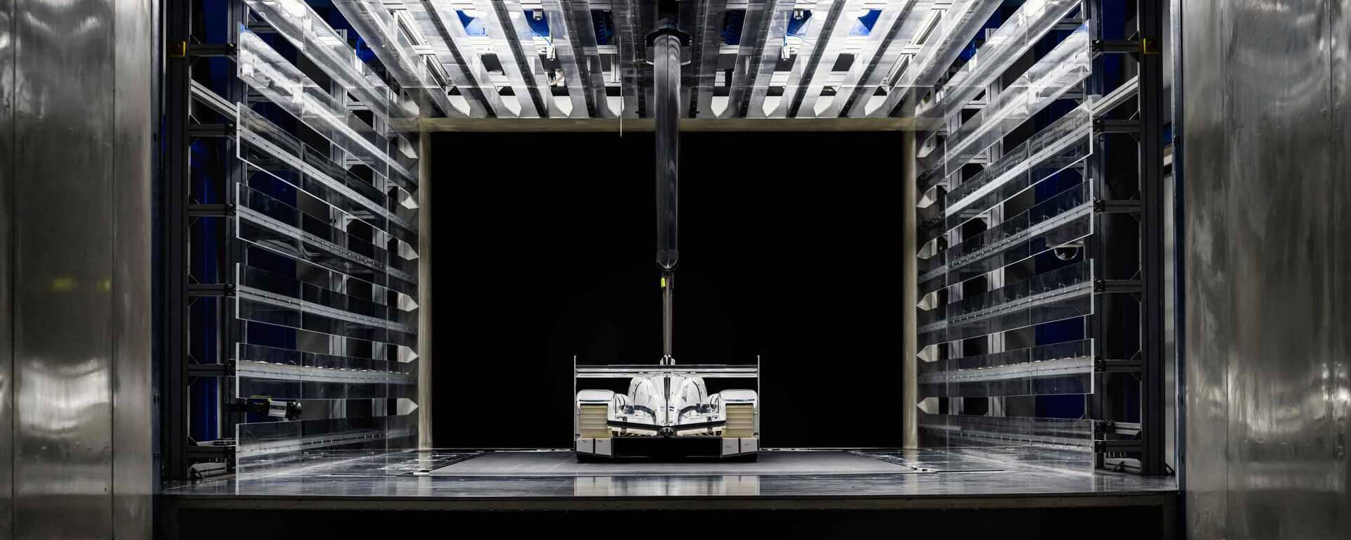 tunnel della galleria del vento con modellino in scala di supercar