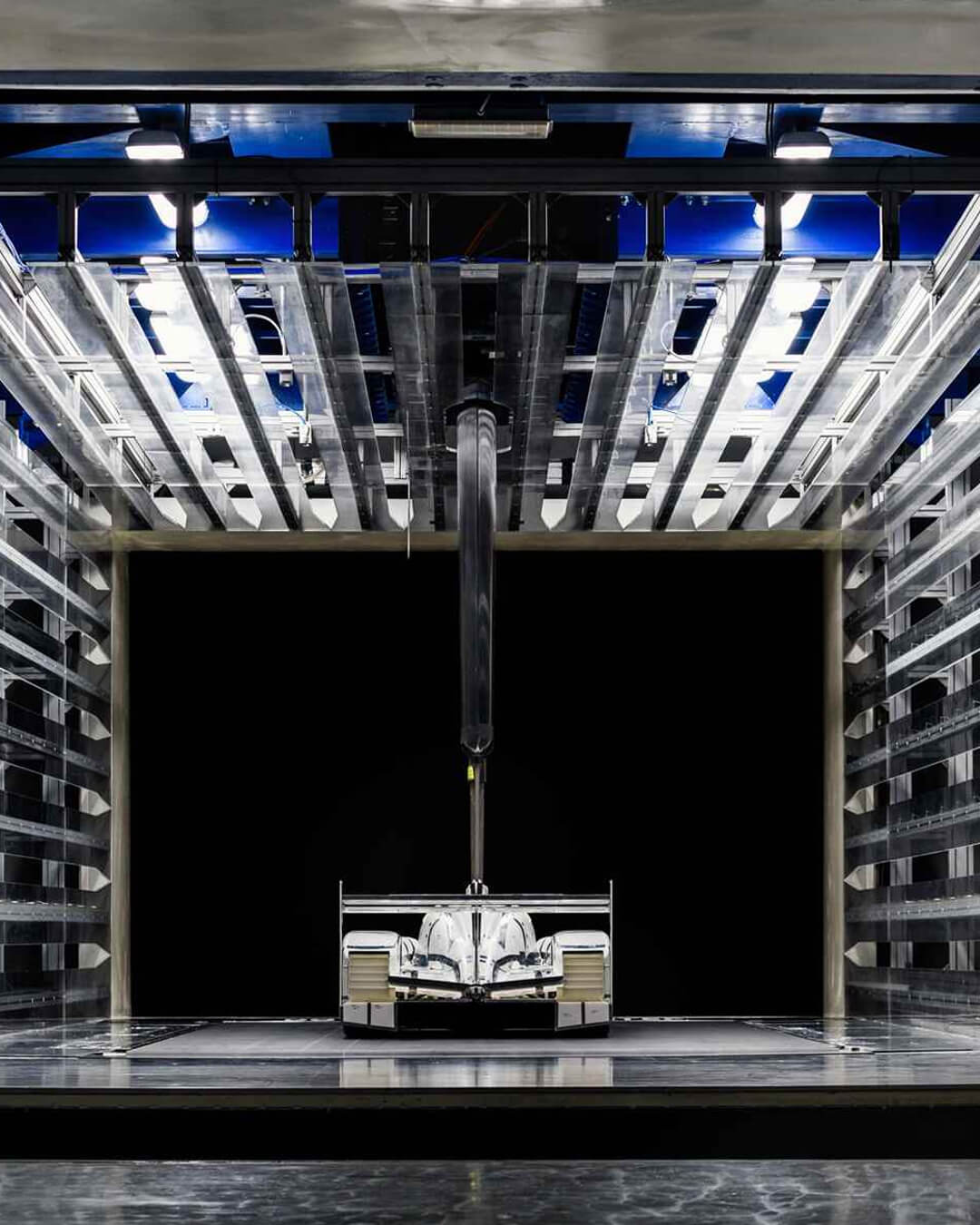 tunnel della galleria del vento con modellino in scala di supercar