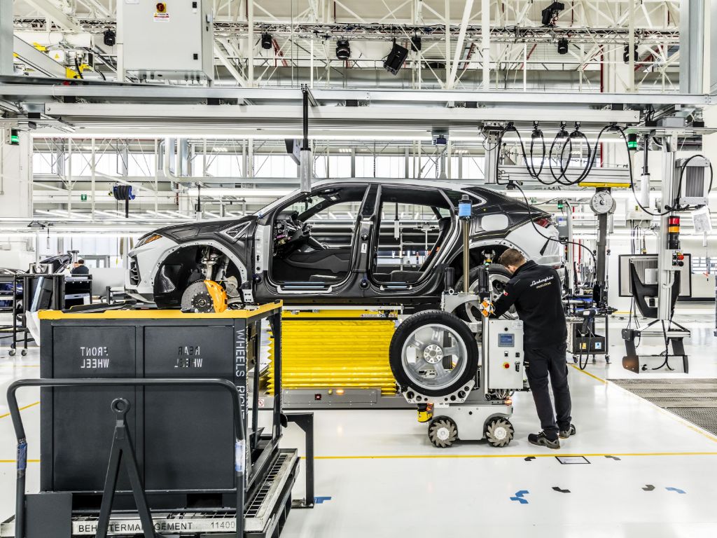 Operaio al lavoro su una vettura presso la Fabbrica Lamborghini.
