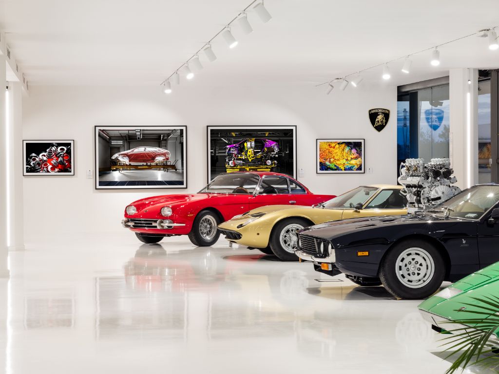 Vetture e quadri esposti al Museo Lamborghini.