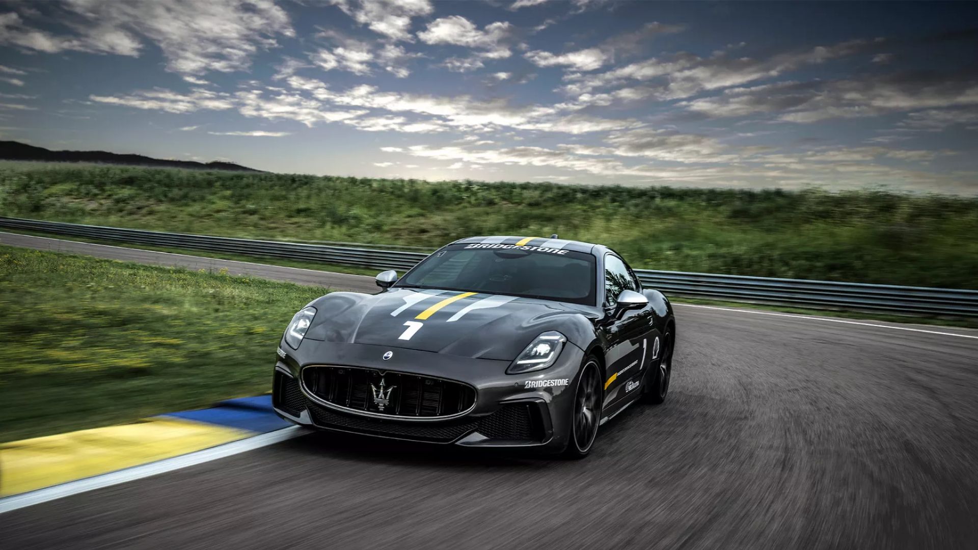 Una Maserati affronta una curva di un circuito.