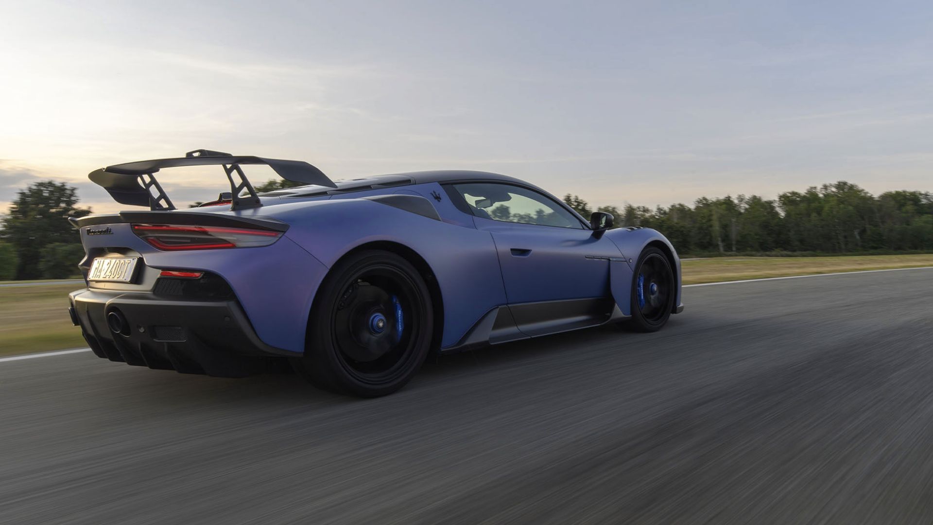 Una Maserati corre in un circuito.