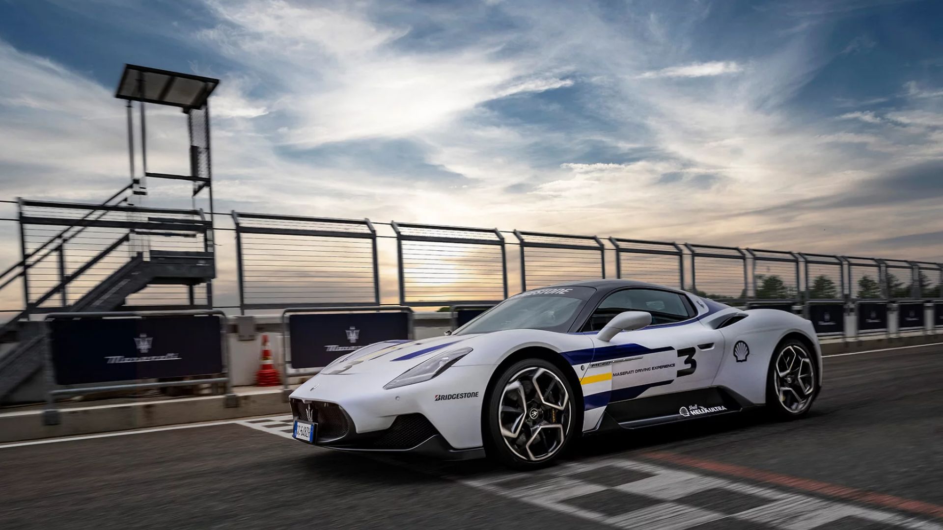 Una Maserati taglia il traguardo di un circuito.