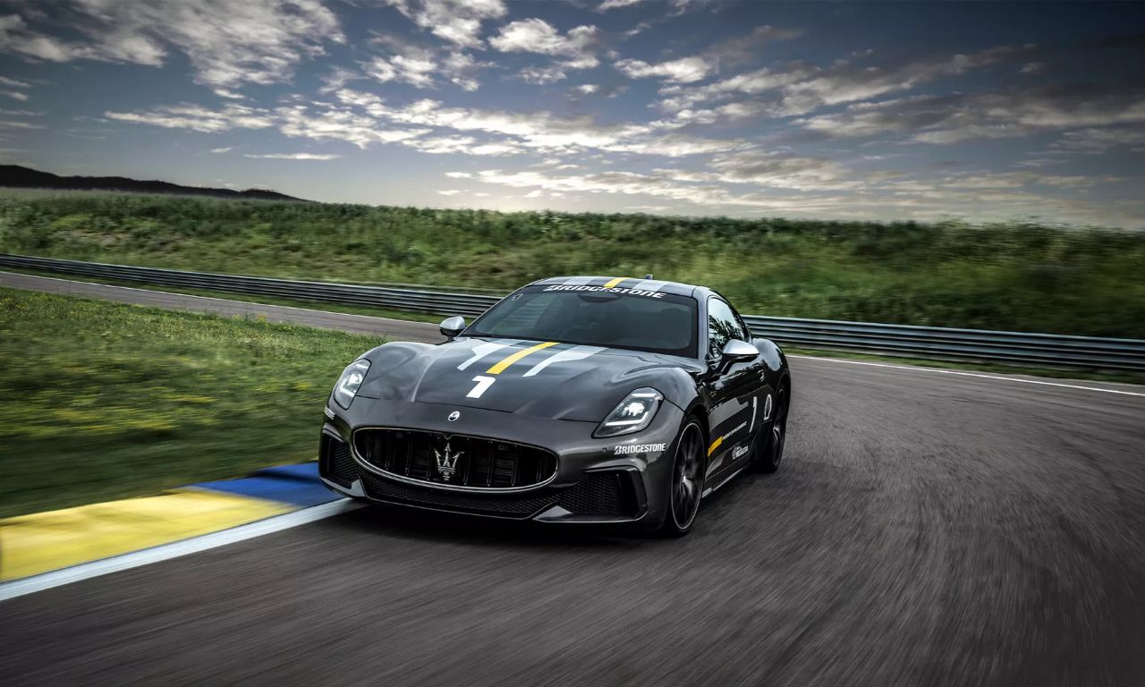 Una Maserati affronta una curva di un circuito.