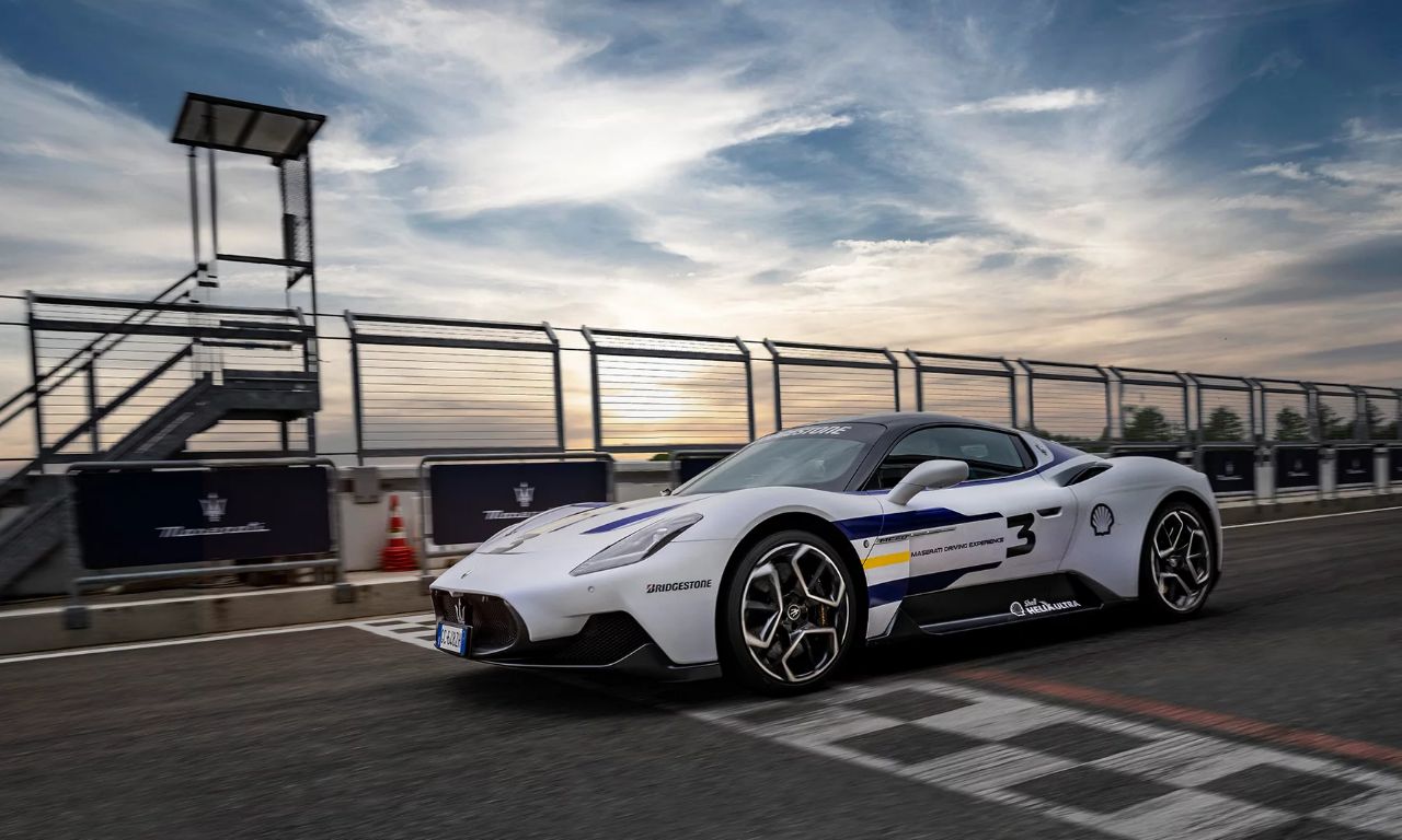 Una Maserati taglia il traguardo di un circuito.