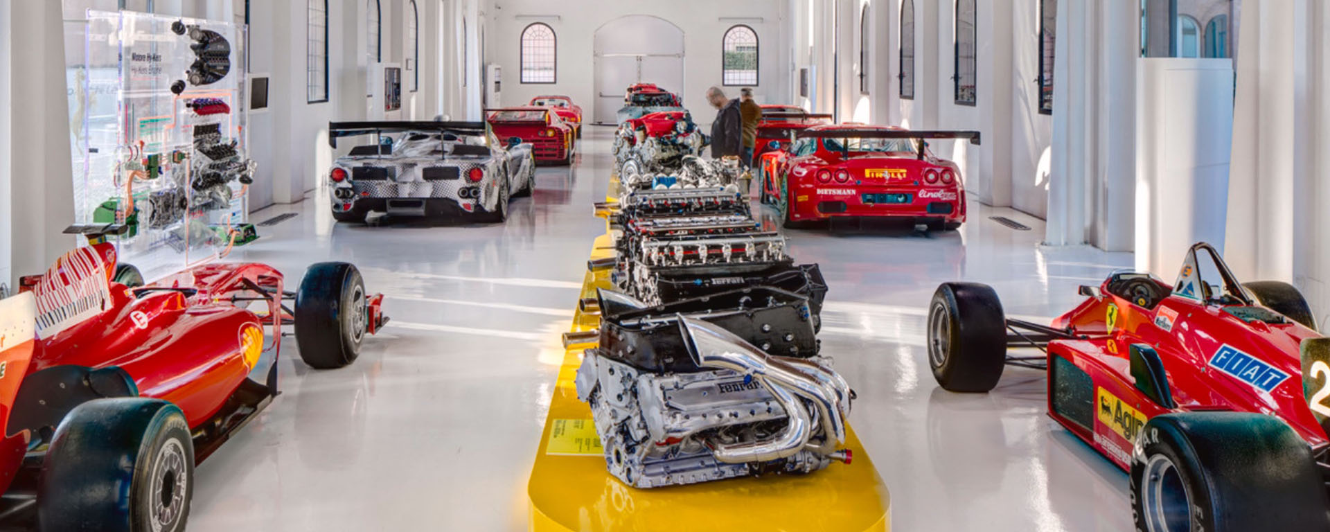 vista panoramica su sala del Museo Enzo Ferrari di Modena con motori e auto di Formula 1 rosse