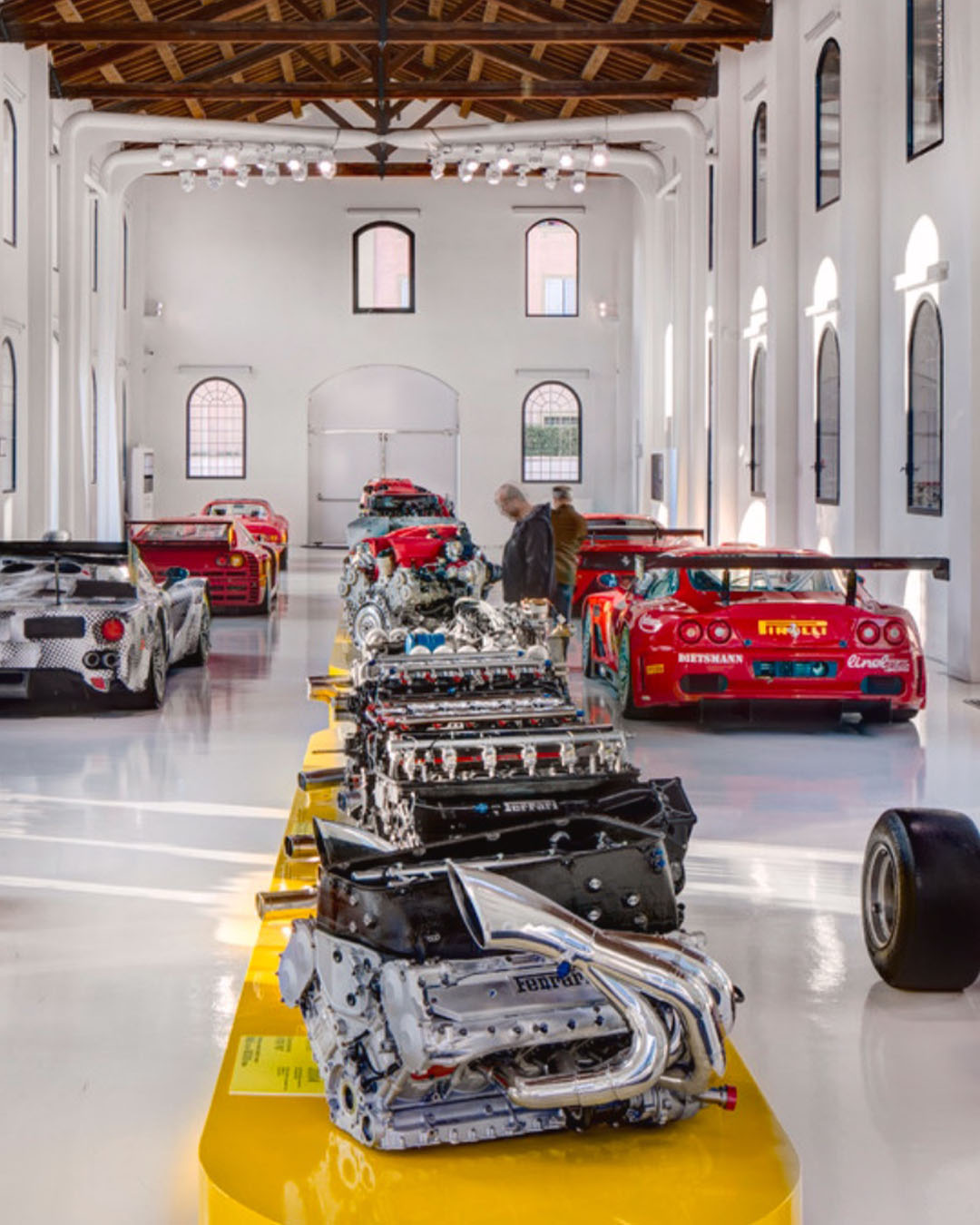 vista panoramica su sala del Museo Enzo Ferrari di Modena con motori e auto di Formula 1 rosse