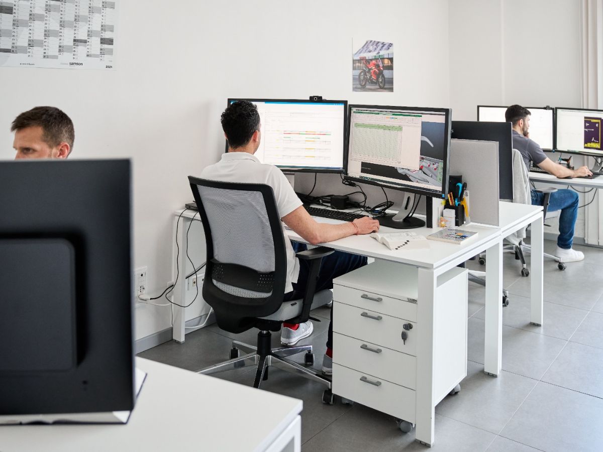 Dipendenti in ufficio davanti ai monitors.