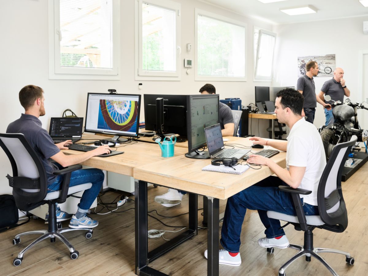 Dipendenti negli uffici di Wheelab davanti ai loro monitors.