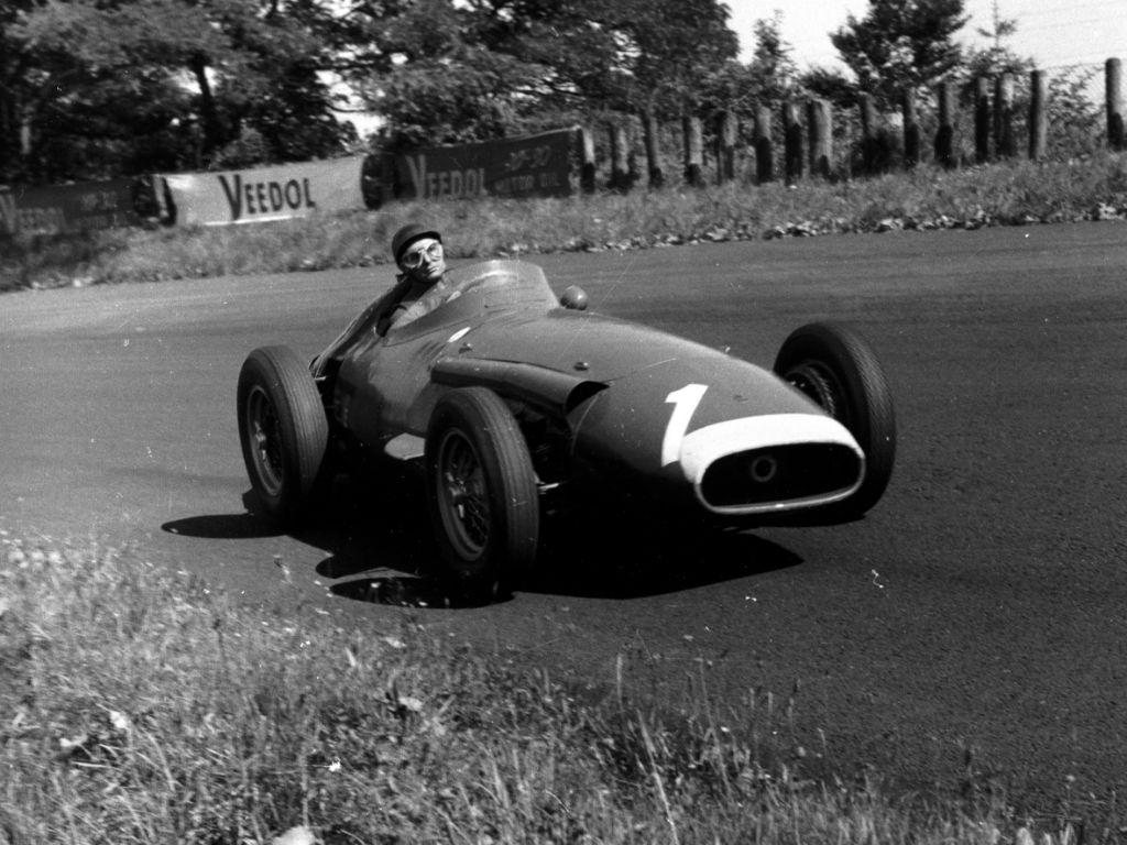 Juan Manuel Fangio sfreccia in pista a bordo della sua Maserati 250F.