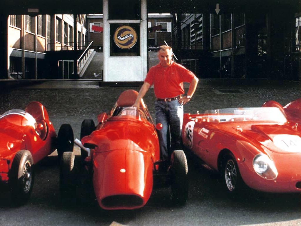Francesco Stanguellini in posa con le automobili della Stanguellini.