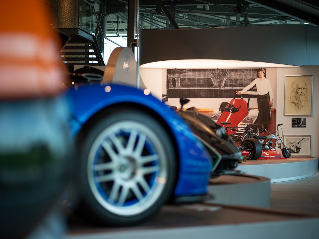 Museo Pagani: primo piano sulla ruota sfocata di un'auto, sullo sfondo foto d'archivio.