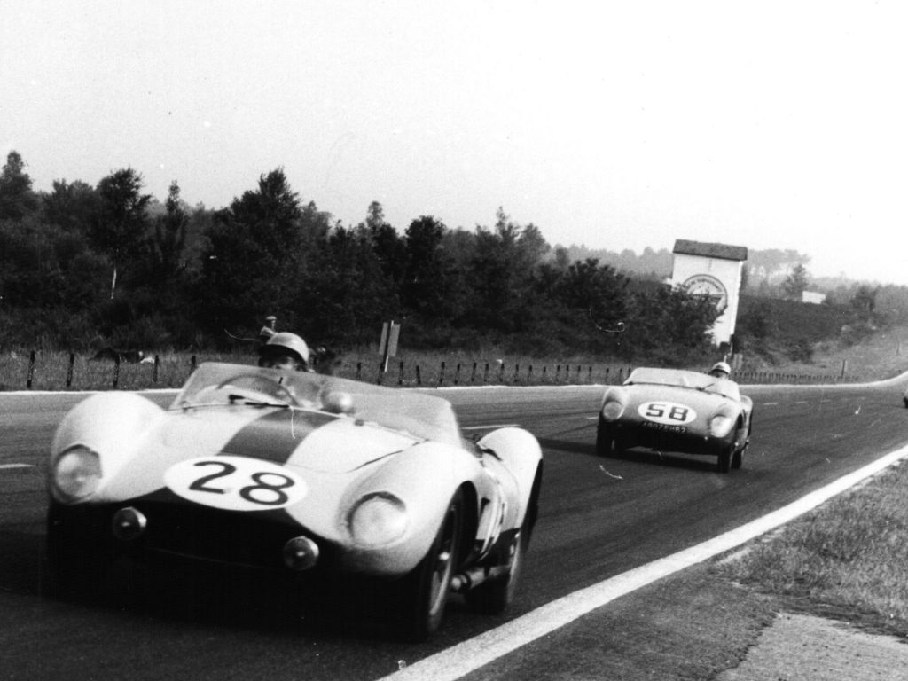 Le Stanguellini sfrecciano in fila alla 24 ore di Le Mans.