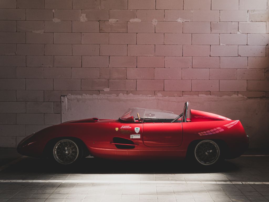 Un'automobile Stanguellini illuminata da una finestra al Museo Stanguellini.