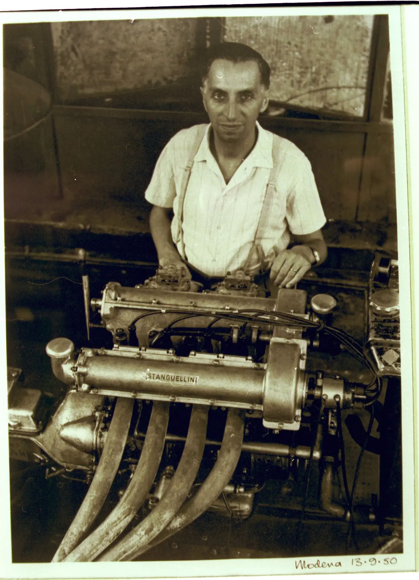 Vittorio Stanguellini fotografato nella sua officina davanti ad un motore.