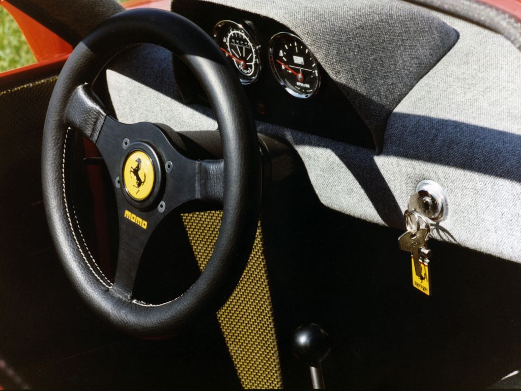 Interno di una Ferrari con focus sul volante.