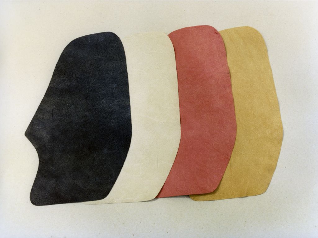 Pezzi di tessuto colorati su tavolo bianco.