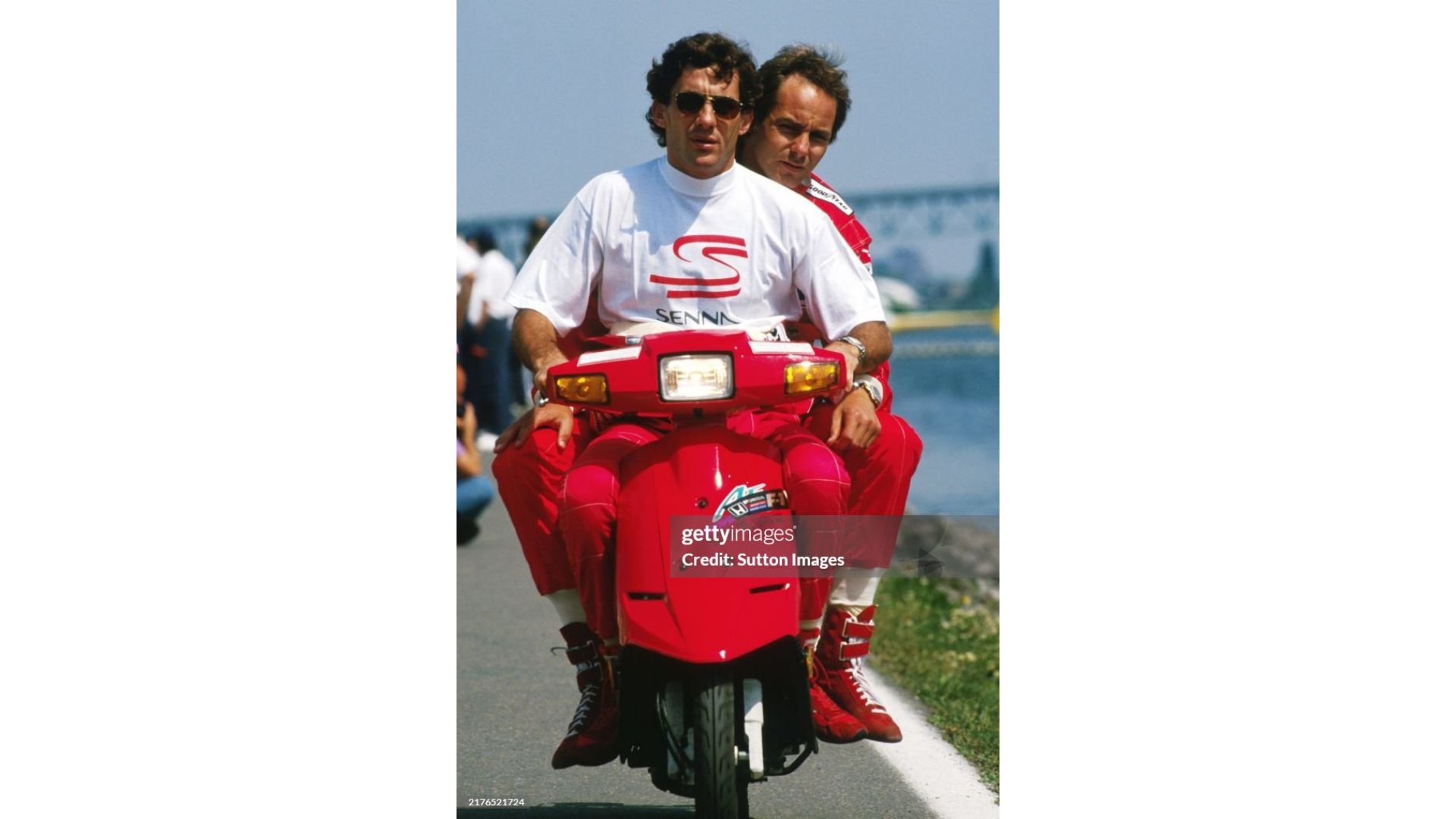 Senna e Berger insieme sullo scooter.