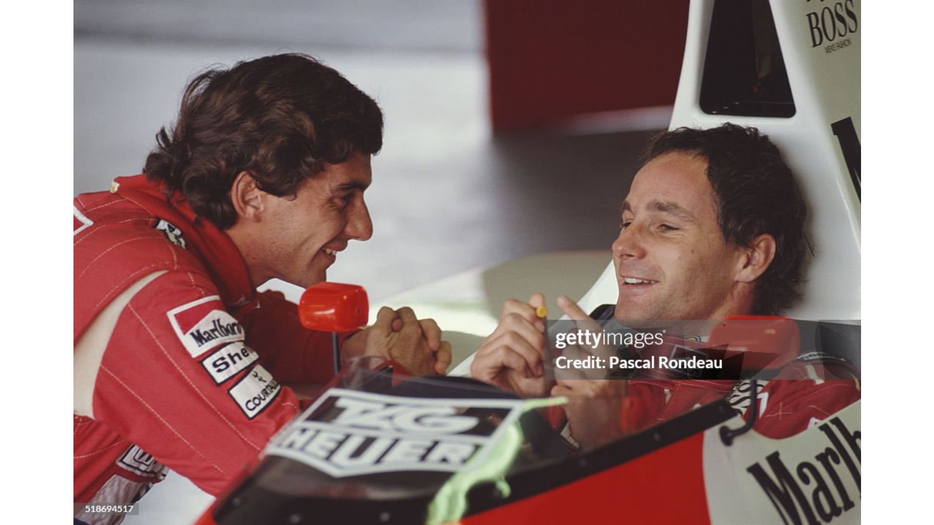 Senna sorride a Berger che gli sta parlando dall'abitacolo della sua monoposto.
