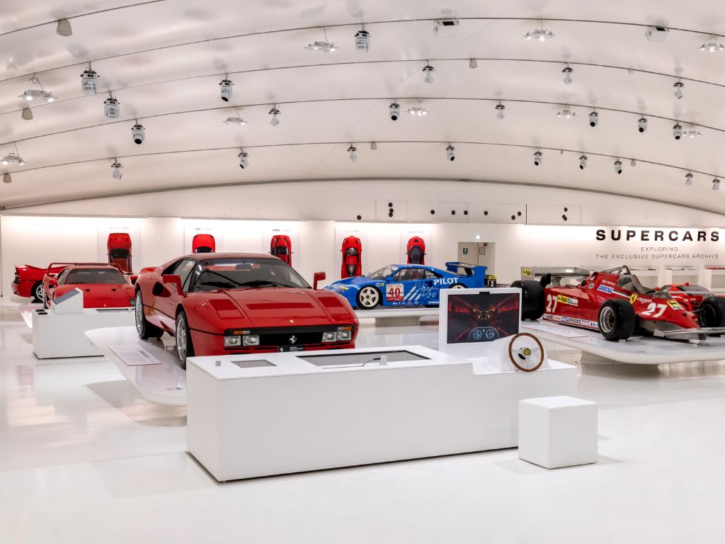 Allestimento di Ferrari su piedistalli in un museo.