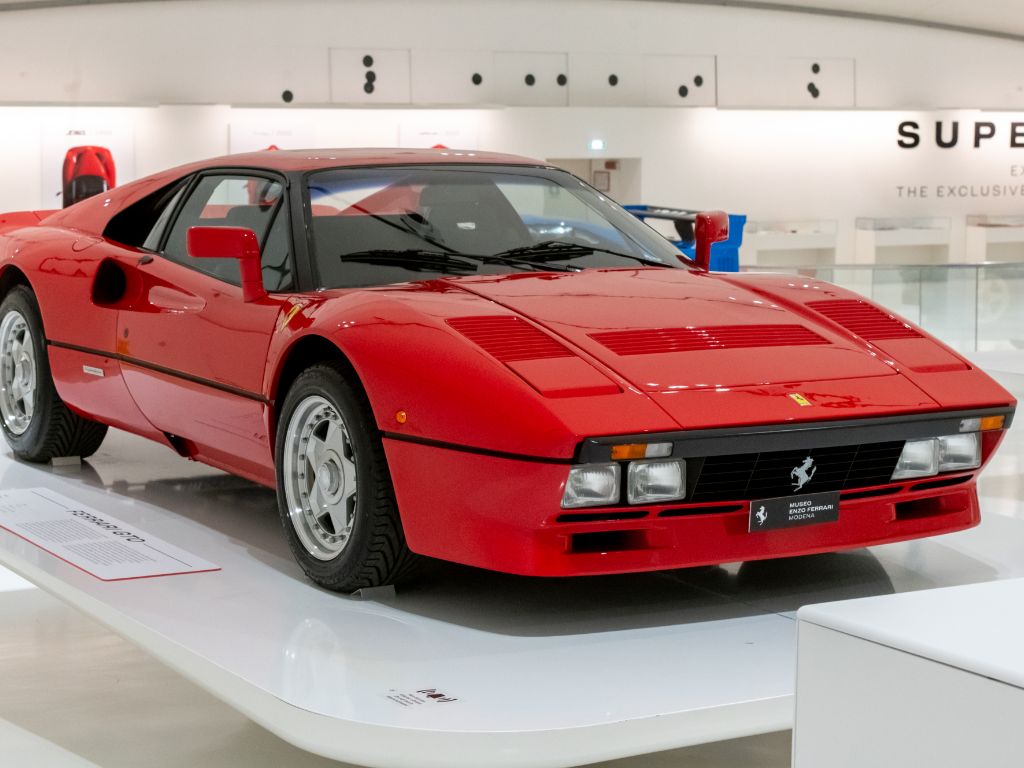 Ferrari esposta su un piedistallo al museo.