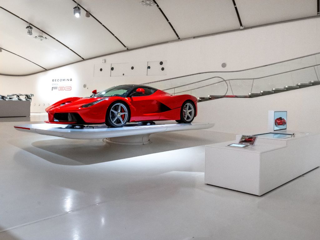 Ferrari esposta sul piedistallo di un museo.