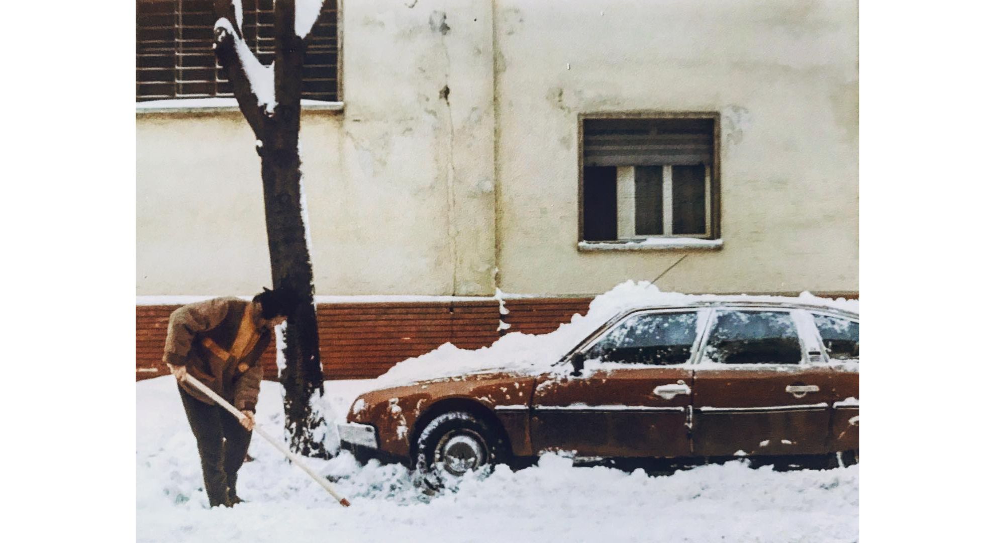 Luca Carboni spala la neve dalla propria auto a Bologna, dopo la "nevicata del secolo", 1985.
