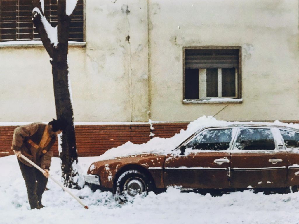 Luca Carboni spala la neve dalla propria auto a Bologna, dopo la "nevicata del secolo", 1985.
