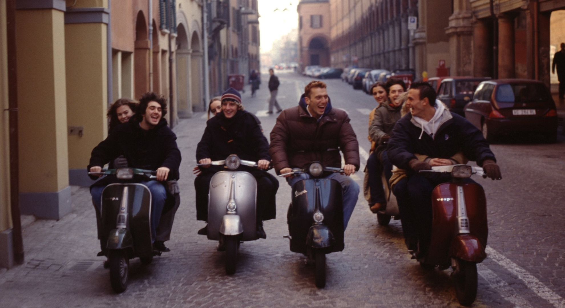 Cesare Cremonini - ex cantante dei Lùnapop - e gli amici, per le strade di Bologna, a bordo delle loro Vespe.