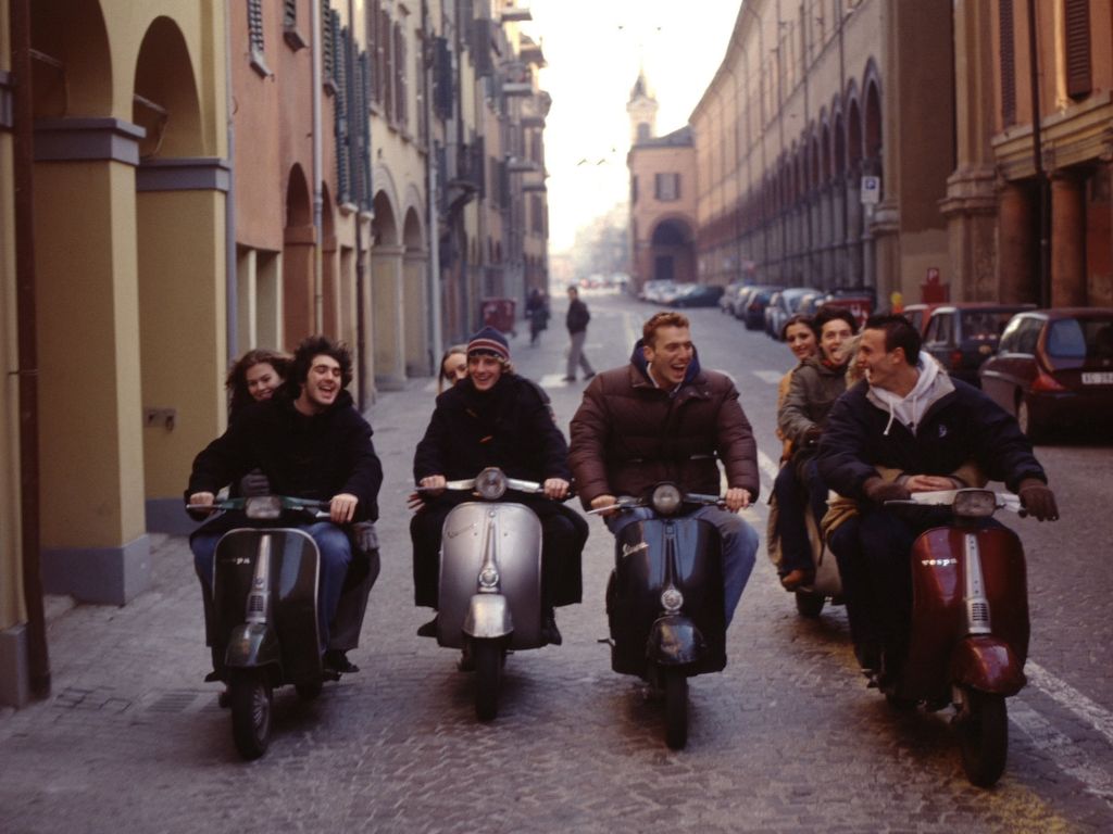Cesare Cremonini - ex cantante dei Lùnapop - e gli amici, per le strade di Bologna, a bordo delle loro Vespe.