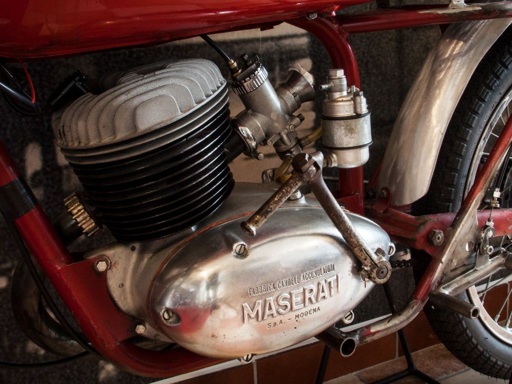 Primo piano su una moto d'epoca Maserati presso la Collezione Ascari.