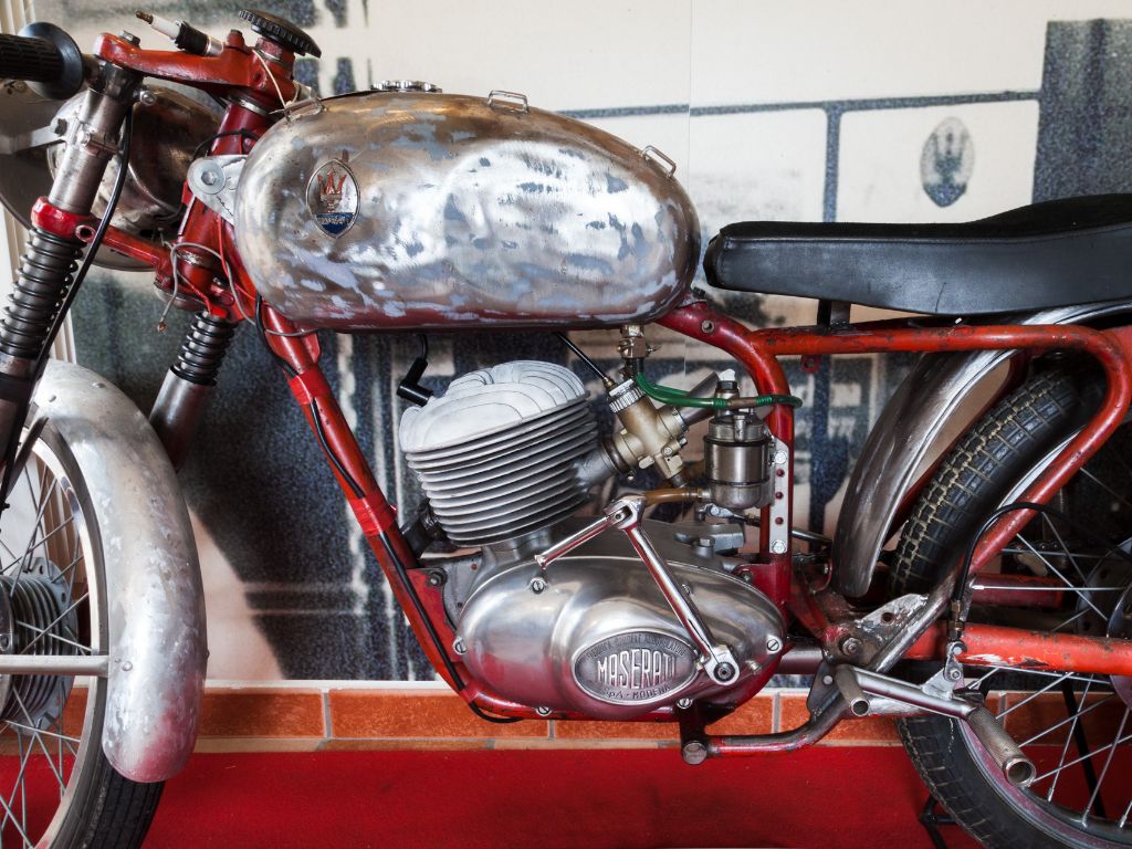 Primo piano su una moto d'epoca Maserati, presso la Collezione Ascari.