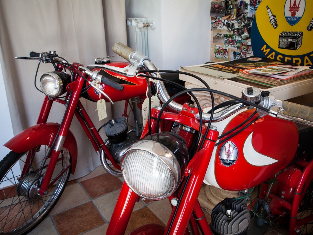 Motociclette d'epoca Maserati esposta presso la Collezione Ascari.