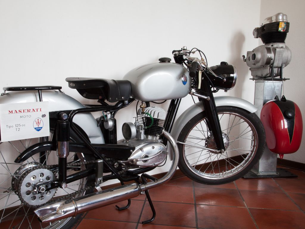 Moto d'epoca Maserati esposta alla Collezione Ascari.