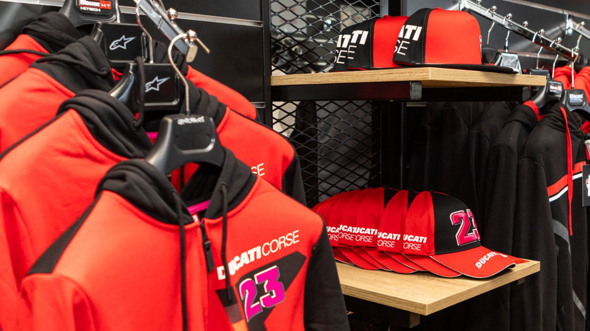 Felpe e cappellini Ducati esposti al Garage 51 Store.
